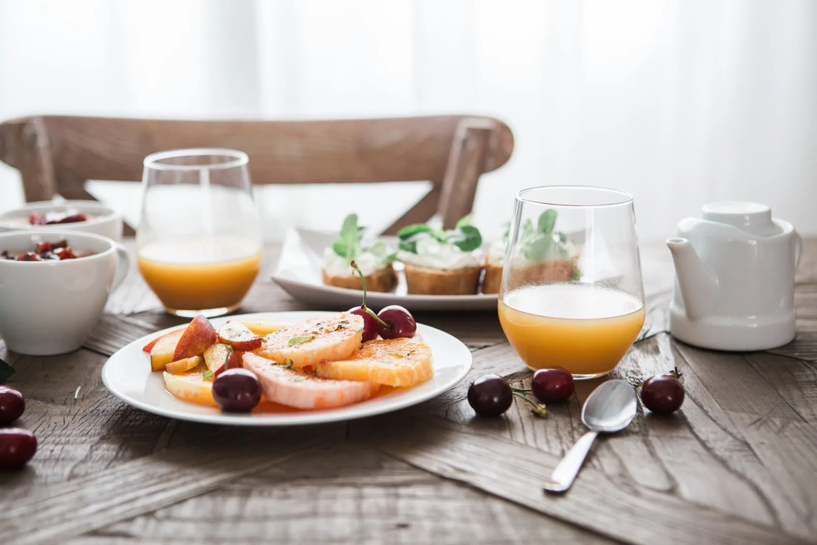 Mesa de cafetería con desayuno servido